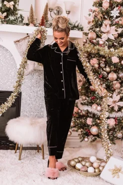 Lowkey Weekend Velvet Top In Black