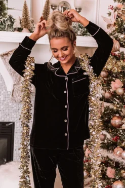 Lowkey Weekend Velvet Top In Black -Jacket and Coats Shop 2010275882000 2020112412291800 5a023163newproduct