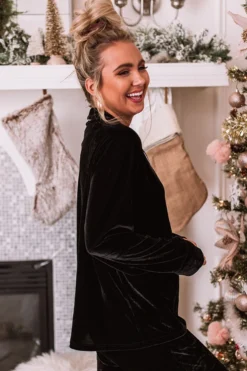 Lowkey Weekend Velvet Top In Black -Jacket and Coats Shop 2010275882000 2020112412291800 e4d9da48newproduct